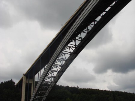 Žďákovský most z lodě.
