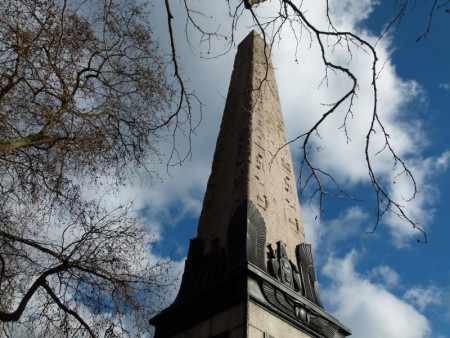 Kleopatřin obelisk na břehu Temže.
