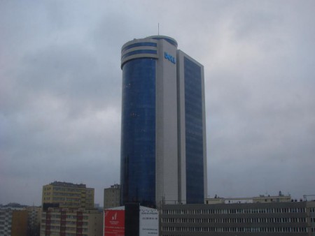 Zbytek města to jsou paneláky a mezi nimi moderní budovy.