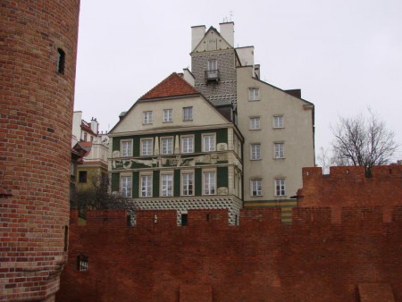 Varšava byla za války prakticky zničená, všechny rádoby historické budovy jsou poválečné.